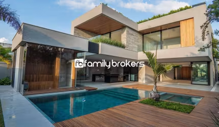 CONDOMÍNIO ALPHAVILLE: CASA TRÍPLEX DE 5 SUÍTES E 852m² À VENDA NA BARRA DA TIJUCA