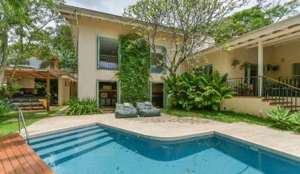 Confortável casa tipo para venda com 5 quartos, sendo 2 suítes, 442m²