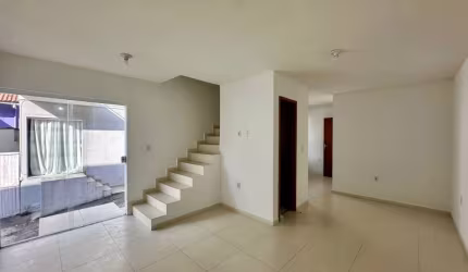 Casa de vila com 2 suítes e vaga coberta ao lado do trevo de Maria Paula!