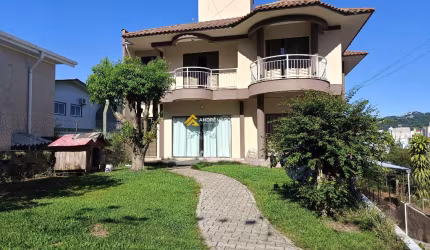 CASA COM 4 MORADIAS