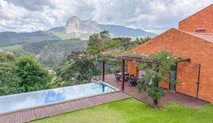 Vista cinematográfica para a Pedra Azul em casa de luxo no Condomínio Villagio Verdi
