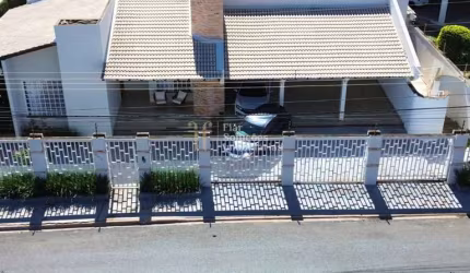 CASA COM ESPAÇO DE LAZER COMPLETO