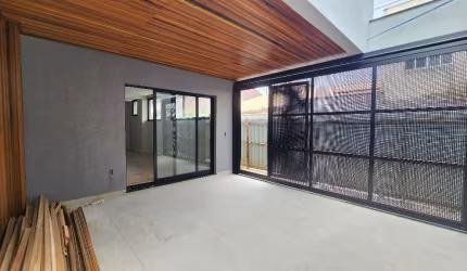Sobrado triplex de alto padrão com 3 suítes e 2 vagas. No Centro de Balneário Camboriú e rua reta ao mar!