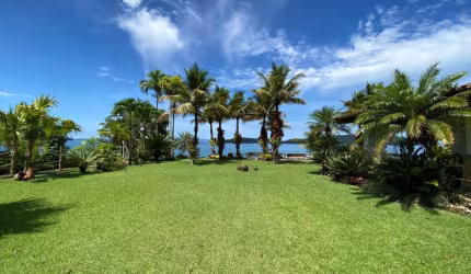Luxuosa casa pé na areia de 6 quartos em Angra dos Reis - RJ à Venda