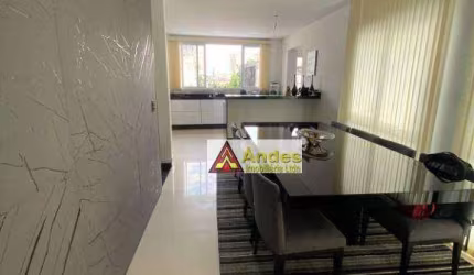 Maravilhoso sobrado com piscina. Todo reformado 3 suítes, cozinha planejada estilo americana. Conceito aberto!