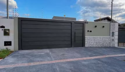 Casa com Piscina e área gourmet no Pioneiros