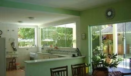 Casa à Venda com 4 quartos, 2 suítes e 234m² por R$ 2.700.000