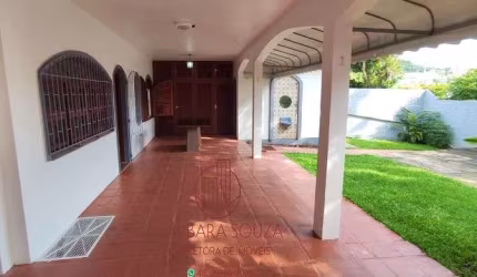 Casa 4 Dorm.(1 suíte), Chur./ 3 vagas - Coqueiros - Florianópolis - SC