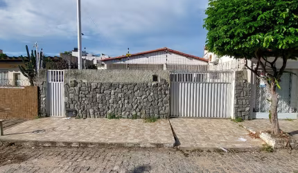 Venda de casa com 3/4 quartos sendo uma suíte – Lagoa Nova – Próximo a UNP