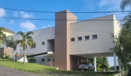 Linda casa em condomínio de alto padrão.