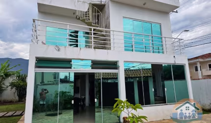 EXCELENTE SOBRADO DE ALTO PADRÃO EM CONDOMÍNIO À 100 METROS DO MAR NO BAIRRO MASSAGUAÇU EM CARAGUATATUBA!!