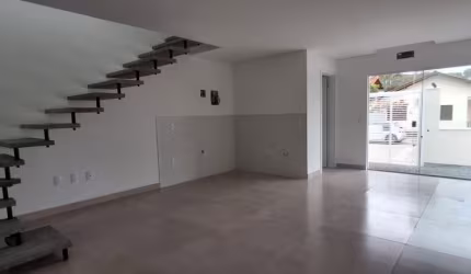 Sobrado espaçoso a venda em Bombinhas