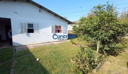 Casa com 3 dormitórios e amplo quintal à venda na Serraria, São José, SC