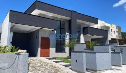Casa de alto padrão c/ 03 dormitórios, no bairro Ingleses, Florianópolis/SC.