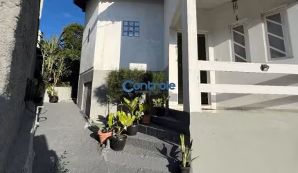 CM/Casa ampla com 3 dormitórios a venda no Itacorubi.