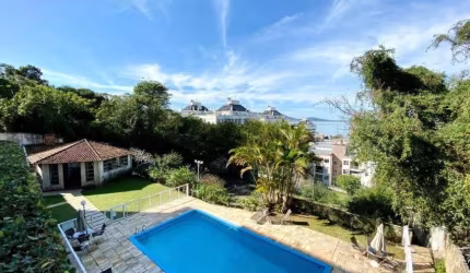jo/Apartamento 02 suites, mobiliado no bairro Coqueiros, em Florianópolis/SC