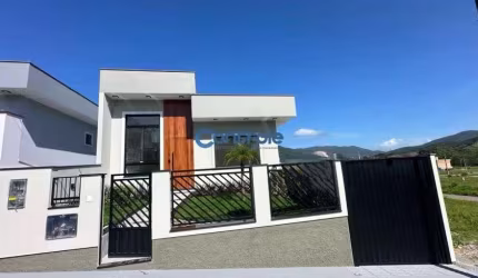 NF/ Casa a venda com 4 dormitorios sendo 01 suíte e 2 varandas e vaga de garagem para 03 carros em