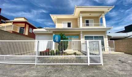 Casa porteira fechada com sala comercial e edícula no bairro Praia de Fora - Palhoça/SC