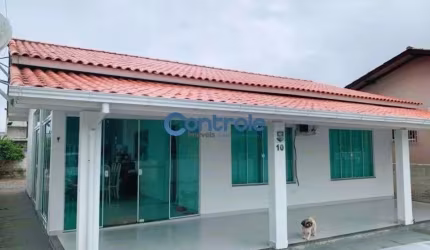 Casa de praia com varanda à venda na Praia da Pinheira, a 700 metros do mar