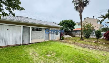 Casa em amplo terreno de 841m² no bairro Balneário, em Florianópolis/SC