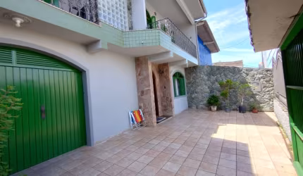 Casa de 2 pavimentos com 4 Dormitórios sendo 1 suíte 200 m Beira Mar Continental.