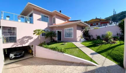 Casa com 03 dormitórios - 01 suíte com vista mar no Roçado em São José.