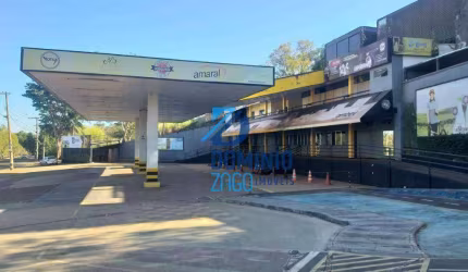 Posto de gasolina com lava rápido.