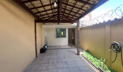 Casa Geminada 2 quartos com 2 suítes com 70 m² construídos no Santa Mônica.