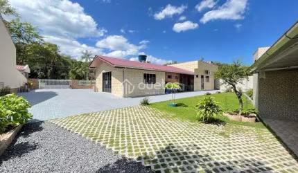 Casa com 3 dormitórios à venda, 301 m² por R$ 990.000,00 - São Pedro - Brusque/SC