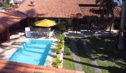Ampla Casa Térrea de Esquina com Piscina e Edícula a Apenas 50 Metros da Praia das Palmeiras em Car