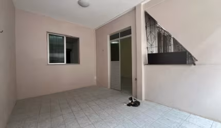 Casa com dois quartos, sendo um suíte no bairro do Pau Miúdo