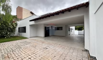 Casa com 467 metros quadrados e piscina no Jd. Mediterrâneo.