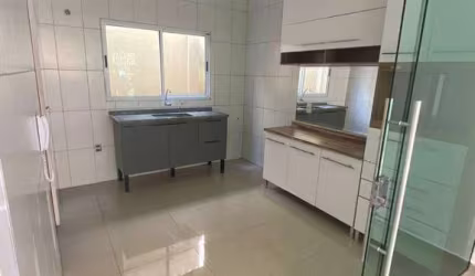 Casa com dois dormitórios em condomínio