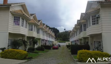 Excelente casa em condomínio, mobiliada, 2 quartos, lazer completo e estacionamento.