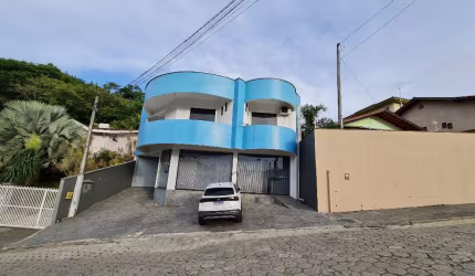 Casa de 2 pisos Comercial  e Residencial de 3 quartos, sendo 1 suíte no Badenfurt!