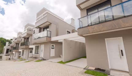 Maravilhosos sobrados triplex com 3 dormitórios na melhor localização do Mercês