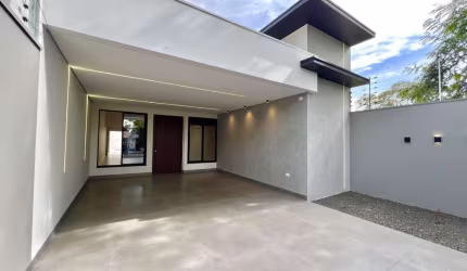 Casa com Três Suítes e Piscina na Zona 07 de Maringá.