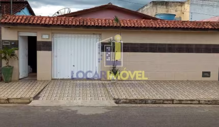 Casa averbada  à venda com 3/4 + dependência, 03 vagas de garagem com bastante espaço em ótima loca