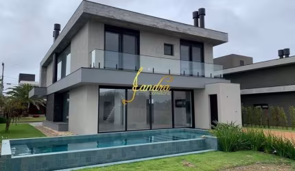 Sobrado com 4 suítes e beira de lago com piscina