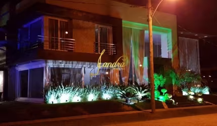 Sobrado triplex com 05 suítes mobiliado e decorado
