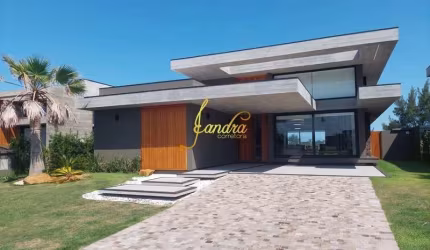 Casa térrea com 4 suítes e beira de lago com piscina