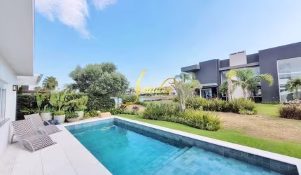 Casa térrea no Enseada com piscina aquecida e 4 suítes