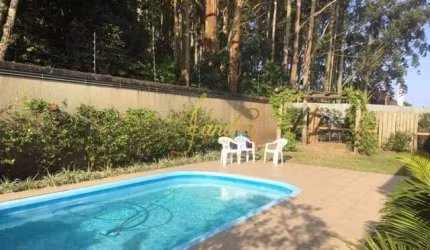 Sobrado condomínio fechado com piscina