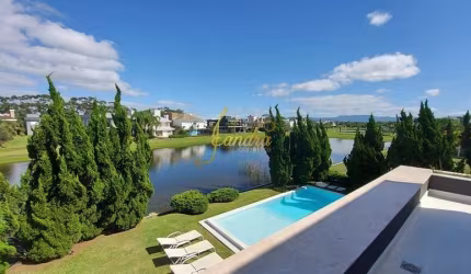 Lindo sobrado  com amplas 5 suítes, piscina e   beira lago