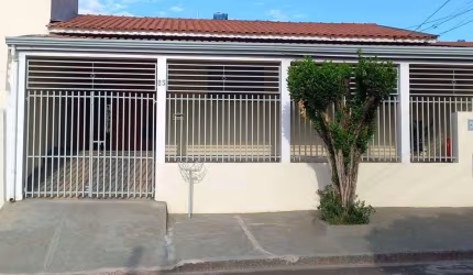 Conforto e Espaço! Casa no Jardim Cristina com 295m² de Área