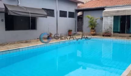 Casa com edícula com 720m² 06 suítes ao todo e piscina no Jardim das Colinas.