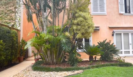 Casa de alto padrão em condomínio fechado.