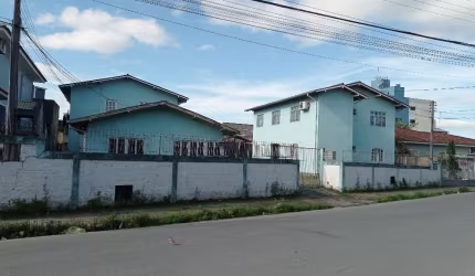 Vendo 4 apartamentos com 3 dormitórios, cada apartamento com uma suíte, mais uma casa, tudo por R$ 1.099.000,00
