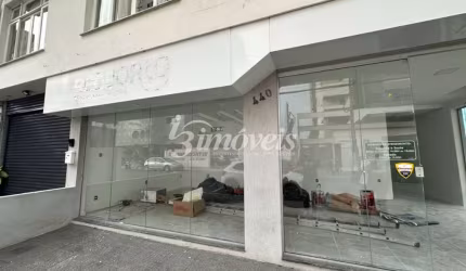 Sala / Loja de ESQUINA, para locação anual, 120m² , Bairro Centro, Itajaí-SC, com grande visibilidade de quem passa.