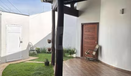 Casa à venda no bairro Goiás em Araguari.
